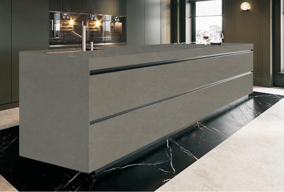 Elegante pavimento per uffici pietra sinterizzata lamiera grigio nuvoloso antiscivolo
