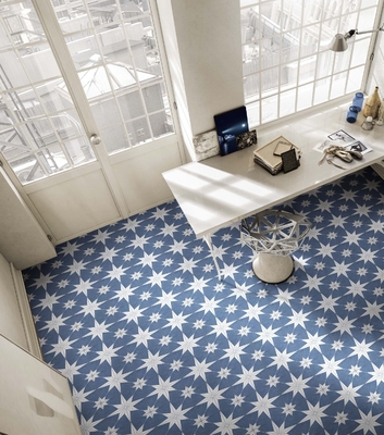 Piastrelle in mattoni da 250x250 mm per la cucina e piastrelle rustiche in ceramica blu per la camera da letto