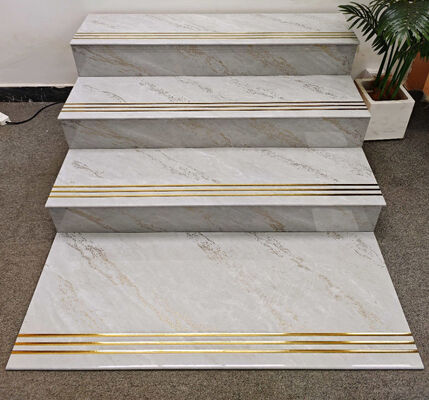 Scale in ceramica smaltata lucida a set completo in marmo 470x1200mm con toro dorato per hotel