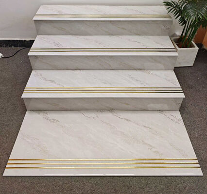 Scale in ceramica smaltata lucida a set completo in marmo dorato grigio chiaro 470x1200mm per decorazione e appartamento