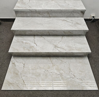 Piastrella per gradini e alzata in ceramica smaltata lucida, resistente all'usura, grigio chiaro, effetto marmo, con spazio per striscia LED, 470x1200mm, per soggiorno