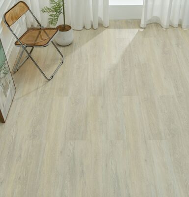 Pavimento SPC Khaki Antiscivolo 1220x180mm Spessore 5mm con Rivestimento UV e Motivo Legno per Ristrutturazioni e Hotel