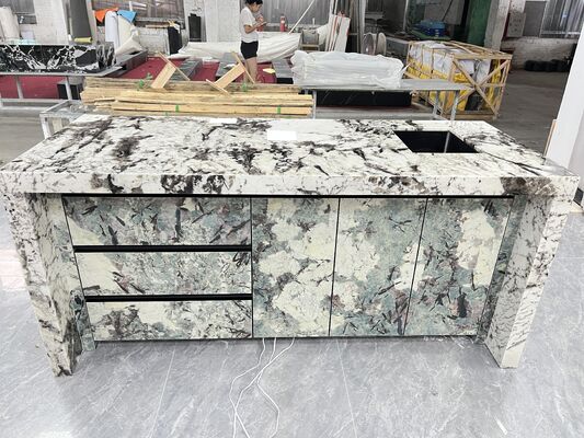 Pietra di marmo lucida di lusso beige e nera resistente all'umidità elegante e decorativa, resistente al fuoco, antiscivolo, per bancone da isola da sala da pranzo