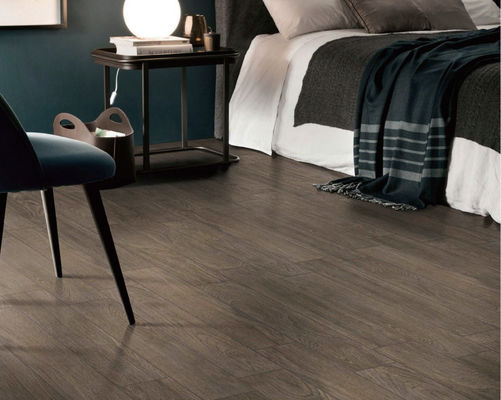 Mattonelle di legno Brown 9.5mm della porcellana di strato impermeabile inodoro di BTS per la parete del pavimento