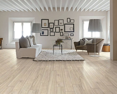 Piastrella in gres porcellanato effetto legno grigio 150x900mm per soggiorno