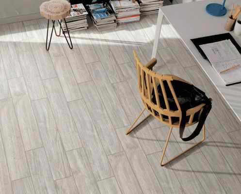 Grano di legno 150x900mm grigio chiaro delle mattonelle della porcellana di larghezza antipolvere di 600mm