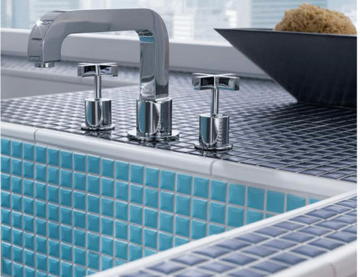 Bianco ceramico 300x300mm degli azzurri di 6mm delle tessere lucide della piscina