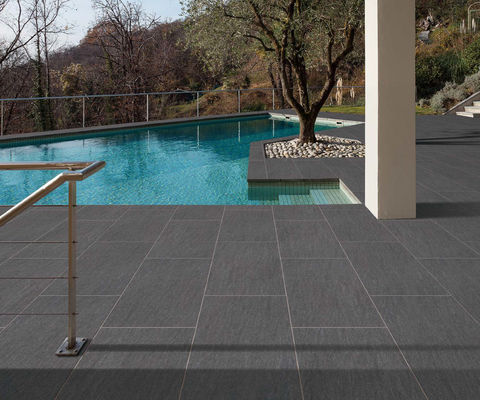 Piastrelle per esterni in porcellana spessorate 15-20mm, antiscivolo, antibatteriche, grigio beige