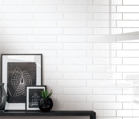 Mattonelle lucide artistiche della parete del bordo bianco puro di Wave per la decorazione domestica del bagno