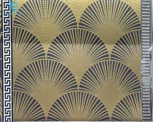 LA LINEA DORATA A FORMA DI VENTAGLIO DI 600X600MM PROGETTA LE MATTONELLE ANTISCORRIMENTO DECORATIVE DELLA PORCELLANA DELLE MATTONELLE DELLA PARETE E DEL PAVIMENTO